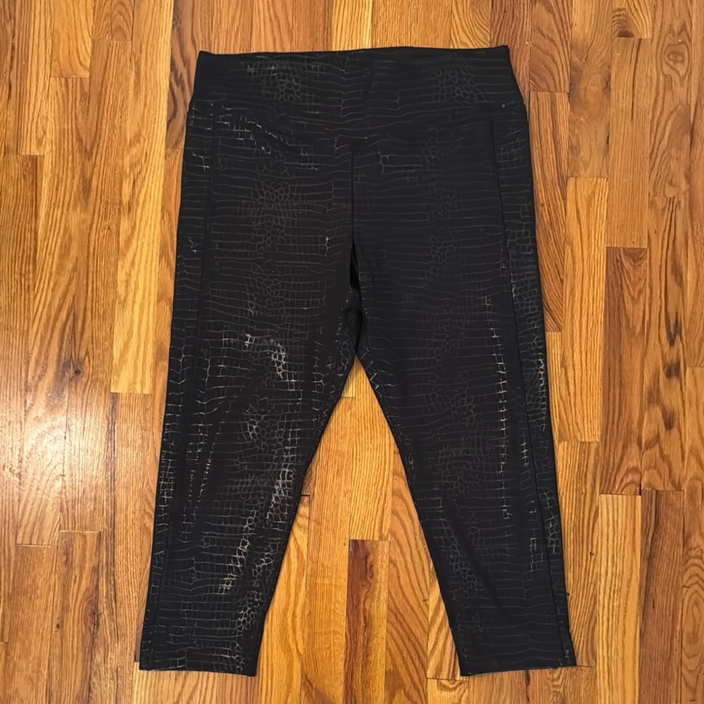 LAST CHANCE VS PINK Black Crocodile Print Leggings NWOT